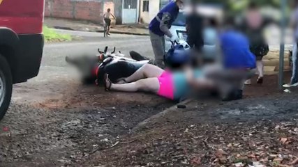 QUEBRA-PAU! Duas motogirls se estabacam em carro e vão parar na UPA