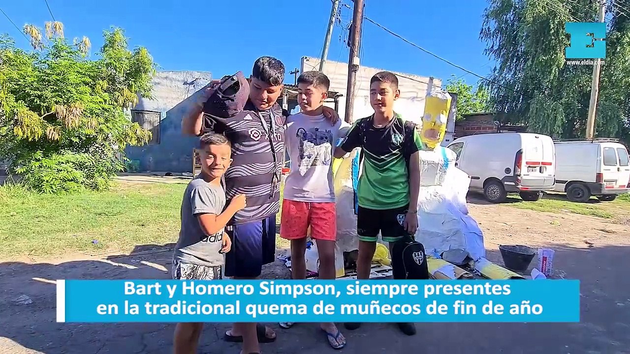 Bart y Homero Simpson, siempre presentes en la tradicional quema de muñecos de fin de año