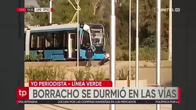 Una persona en estado de ebriedad se duerme en las vías del tren Metropolitano de la línea verde en la ciudad de Cochabamba