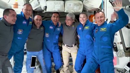 Tải video: No espaço e na régua! Agência chinesa divulga vídeo de astronautas cortando o cabelo