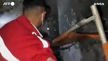 Attacco Israele su  Khan Yunis, palestinesi cercano sopravvissuti tra le macerie