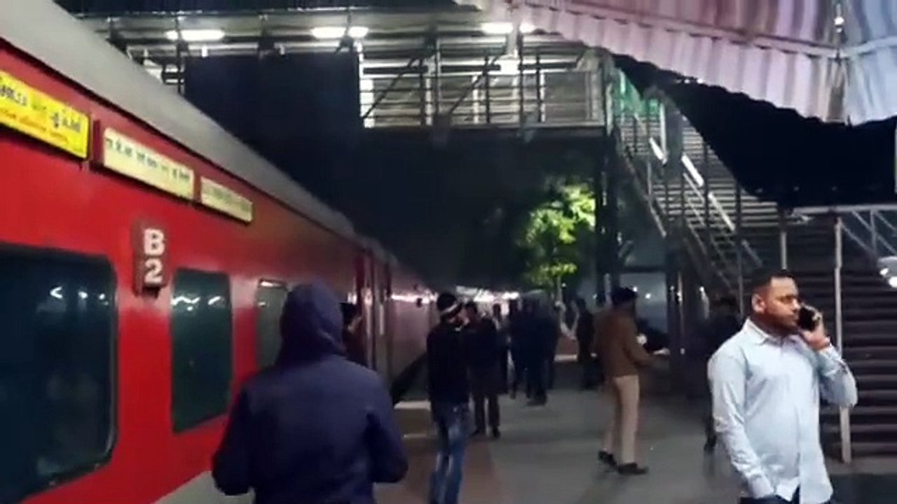 प्रेशर से वाल्व फटा, जोरदार धमाके से एसी कोच की खिडक़ी के कांच टूटे
