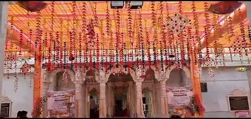 pilgrimage special train: जाने क्यों महिलाओं ने हथेलियों पर सजाई मेहंदी