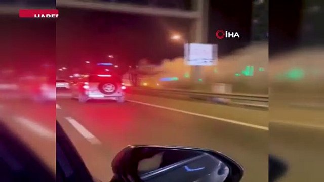 İETT otobüsünün duman çıkartarak ilerlediği anlar cep telefonu kamerasına yansıdı