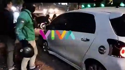 Video Mobil Goyang Diamuk Massa, Helm Melayang!