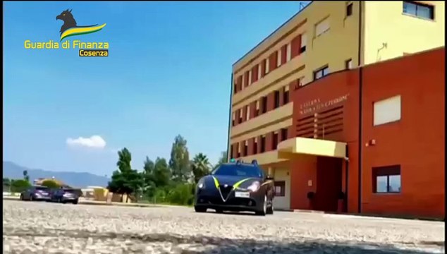Capodanno a Cosenza: sequestrate 11 tonnellate di fuochi pronti per la consegna, denunciato il venditore e 5 acquirenti