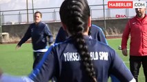 Hakkari'nin Yüksekova Belediyespor Kadınlar Futbol Takımı Liderlik İçin Hazırlanıyor