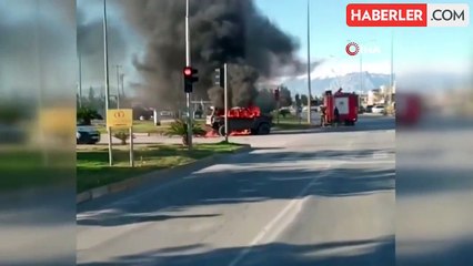 Antalya'da Kavşakta Alev Alan Otomobil Patladı