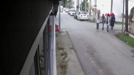 Servis minibüsüyle çarptığı kadının üzerinden iki kez geçti