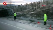 Ankara'da buz tutan yolda araçlar devrildi: 3 yaralı