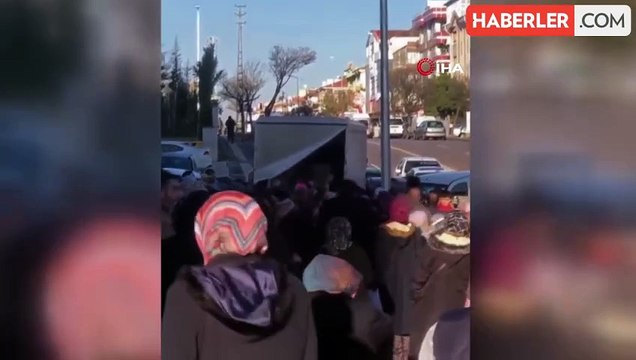 Bedava bardak için birbirlerini ezdiler