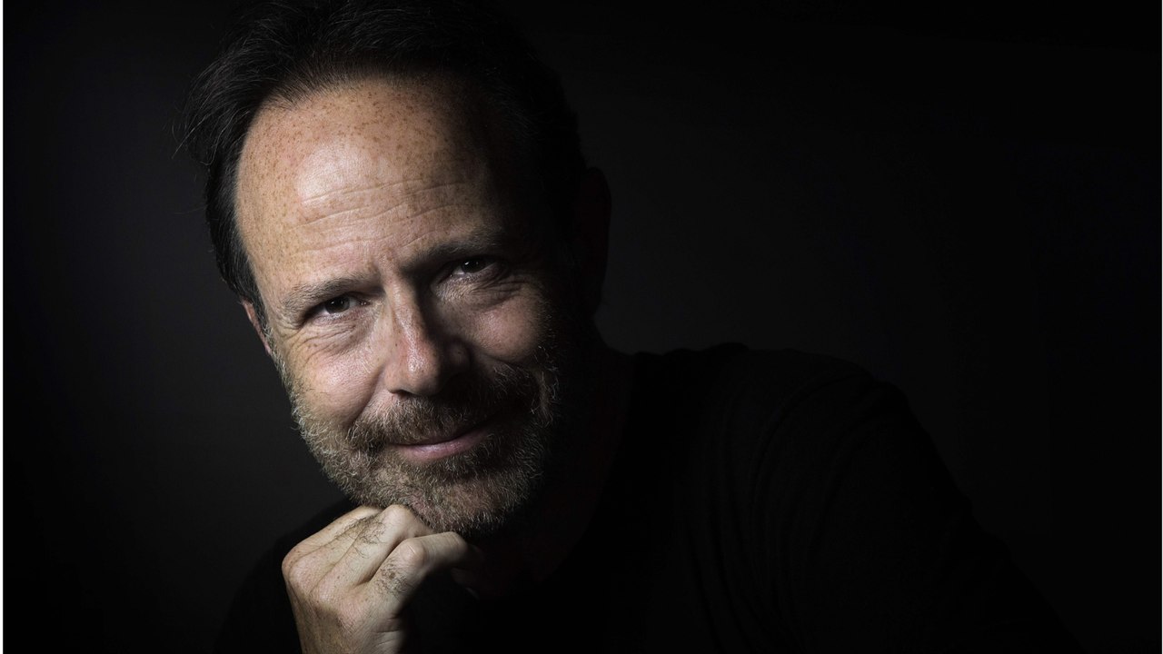 VOICI : Marc Levy a retrouvé son amour de jeunesse dans un train, son incroyable anecdote