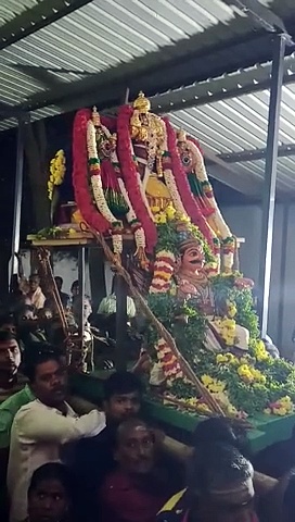 சொர்க்கவாசல் திறப்பின் போது தலைகீழாக கவிழ்ந்த சுவாமி சிலை; அதிர்ச்சியில் பக்தர்கள்