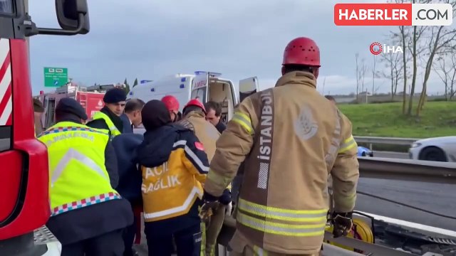 TEM Otoyolu'nda Lastiği Patlayan Tır Bariyerlere Çarptı