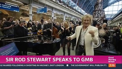 Rod Stewart issues plea as he waits for wife Penny Lancaster to finish Christmas shopping