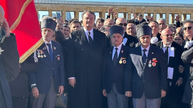 Beşiktaş Başkanı Hasan Arat ve taraftarlar, Anıtkabir'e akın etti