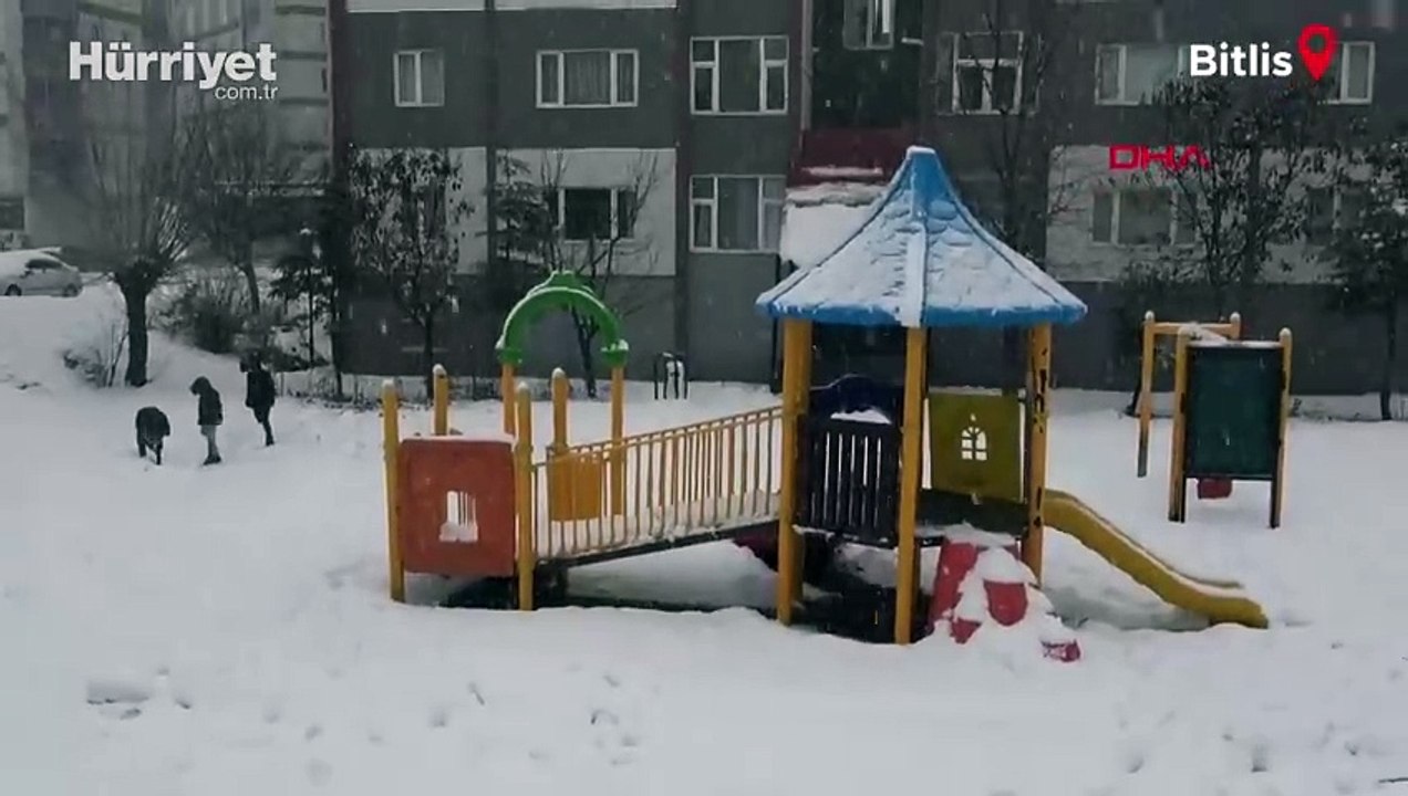 Türkiye kar yağışına teslim... Araçlar yolda kaldı, kar kalınlığı 35 santimi buldu