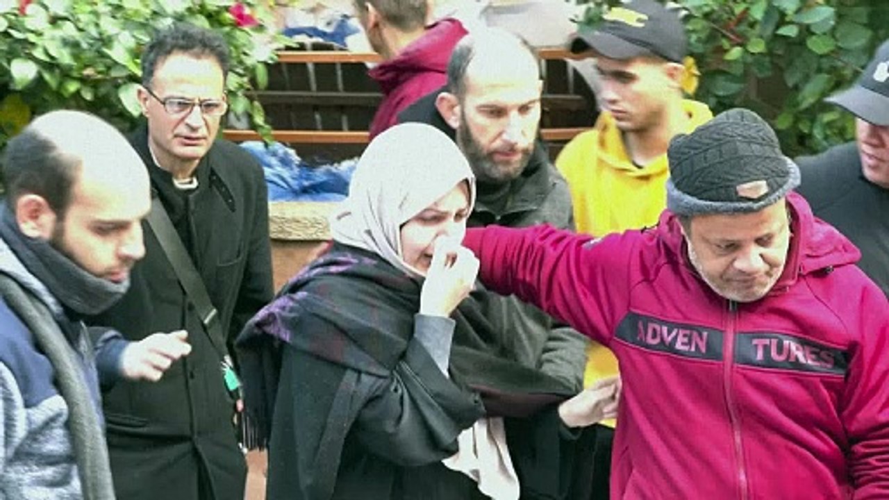 فلسطينيون يودعون أحباءهم في مستشفى ناصر في خان يونس