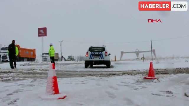 Kar Yağışı Nedeniyle Erzurum Kara Yolunda TIR ve Kamyon Geçişine İzin Verilmiyor