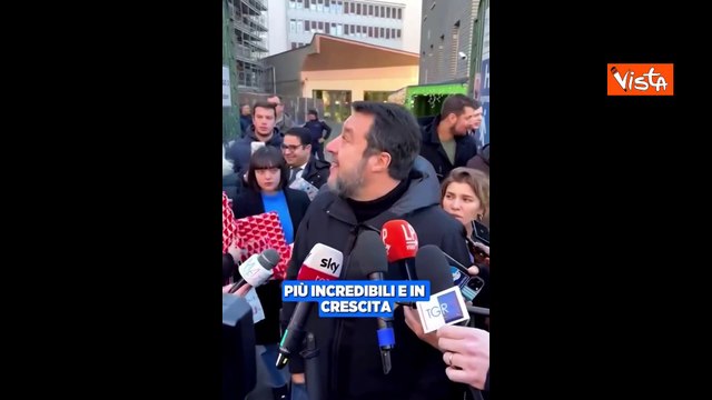 Salvini porta regali ai piccoli pazienti del Buzzi di Milano: Bello essere qui, ? Natale per tutti