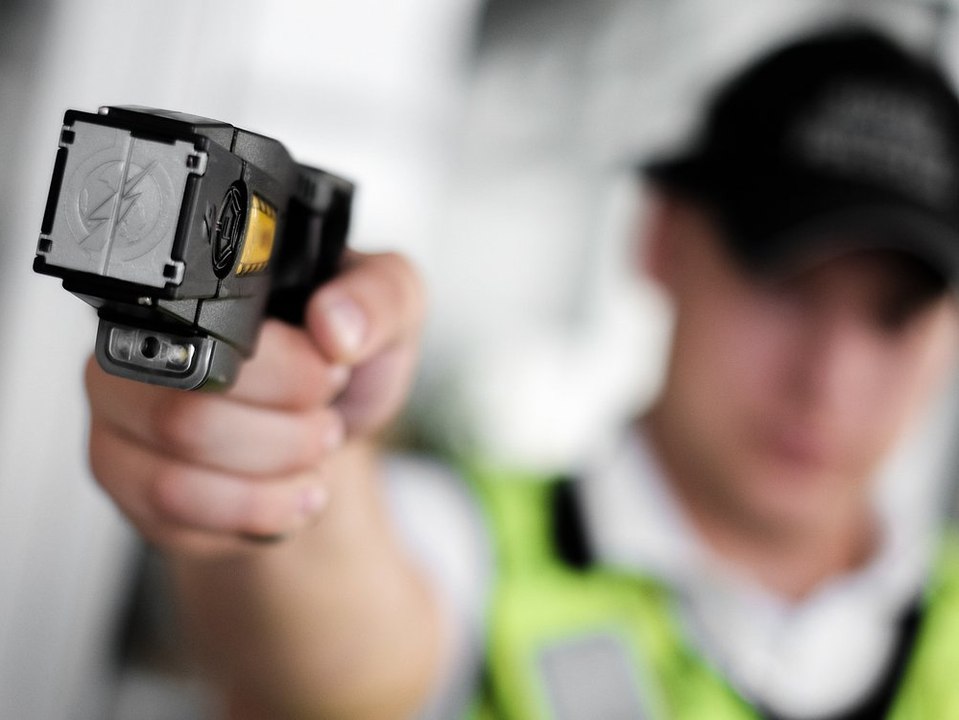 Gegen krawalle: buschmann will elektroschocker landesweit einsetzen