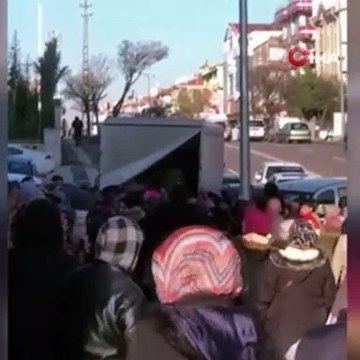 Ankara'nın Altındağ ilçesinde bir mağazanın açılışı nedeniyle verilen bedava bardak izdihama neden oldu.