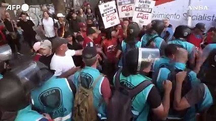 Proteste in Argentina contro il mega-decreto del presidente Milei