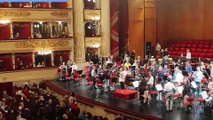 Striscioni pro-Gaza alla Scala di Milano, il blitz degli attivisti filopalestinesi: ?Stop a bombe e genocidio?