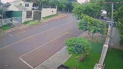 Câmera flagra colisão de trânsito no Claudete