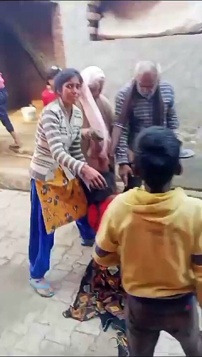 महिला ' बाहुबली' का वीडियो वायरल, बाल पकड़े, जमीन पर पटका और…