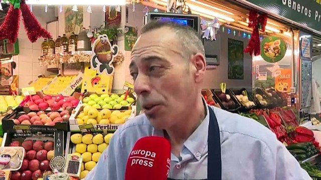 Algunos ciudadanos ultiman las compras navideñas poniendo especial atención a los precios