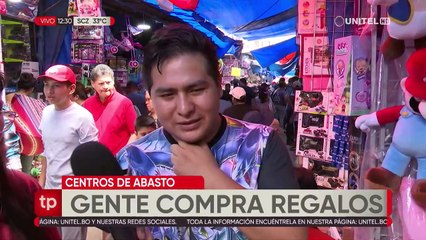 El público llega a los mercados para comprar regalos