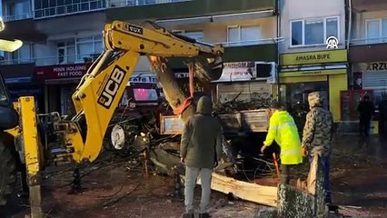 Bartın'da fırtına: Çatılar uçtu, otomobilin üzerine ağaç devrildi