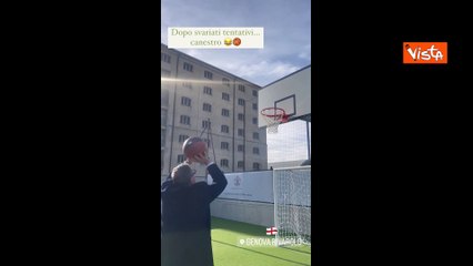 Toti segna un canestro al nuovo parco giochi dell'ex Mira Lanza a Genova