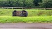Veículo aquaplana e tomba no canteiro da PRc-467 em Cascavel