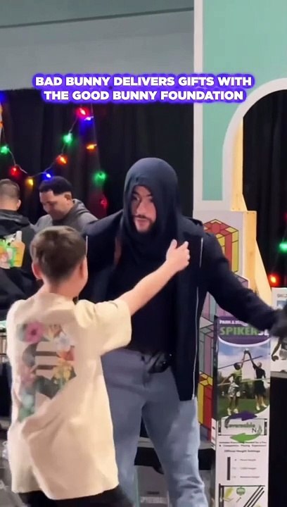 Así repartió regalos Bad Bunny en San Juan, Puerto Rico