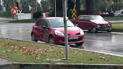 Kırmızı ışıkta geçen araca böyle çarptı