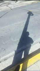 Minibús se embarranca y termina en una cancha en la zona norte de La Paz