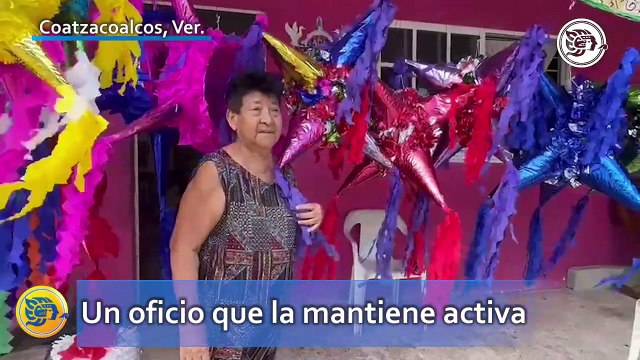 Doña Imelda, se gana un ingreso extra vendiendo piñatas navideñas y viejos