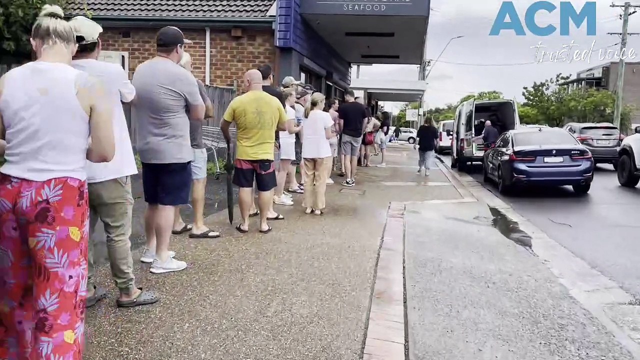 Crowds line the street for seafood in Wollongong | December 24, 2023 | Illawarra Mercury