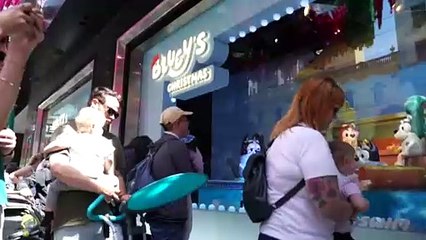 Families set out for last-minute Christmas shopping in Melbourne