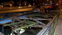Üsküdar'da alkollü sürücünün kullandığı oyomobil köprü arasında asılı kaldı