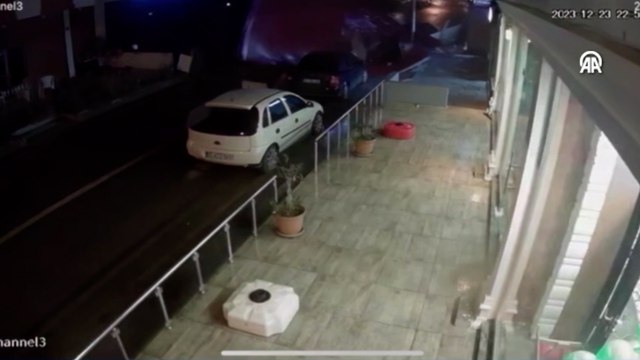 Ordu ve Rize'de şiddetli rüzgar nedeniyle çatılar uçtu, evlerde ve araçlarda hasar oluştu