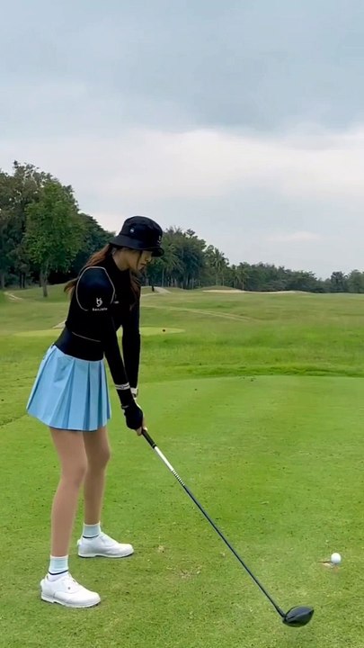 The rotation is really good. Pro Jiyoung Kim’s driver shot!  회전이 참 좋네요 김지영프로의 드라이버샷! La rotación es realmente buena. ¡El disparo del driver profesional Jiyoung Kim