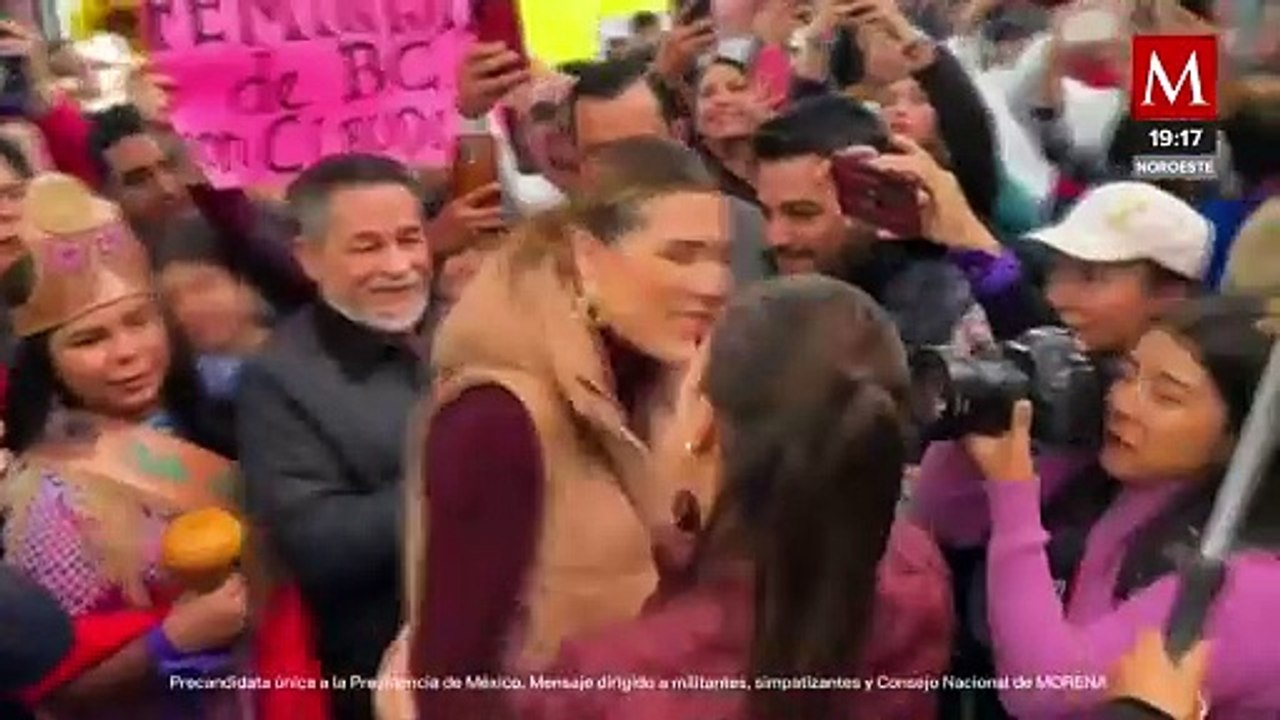 Claudia Sheinbaum es recibida en el Aeropuerto de Baja California por simpatizantes