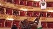 Italie : Plusieurs personnes sont intervenues hier soir à la Scala de Milan en déployant des drapeaux pro-palestiniens et en demandant la fin de la guerre