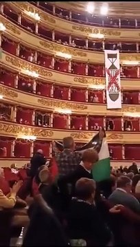 Italie : Plusieurs personnes sont intervenues hier soir à la Scala de Milan en déployant des drapeaux pro-palestiniens et en demandant la fin de la guerre