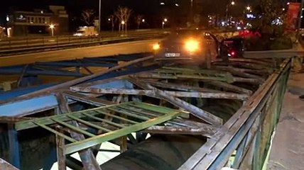 Alkollü sürücünün kullandığı otomobil köprü arasında askıda kaldı