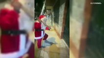 شاهد: شرطي متنكر بلباس سانتا كلوز يوقف مروجي مخدرات في بيرو