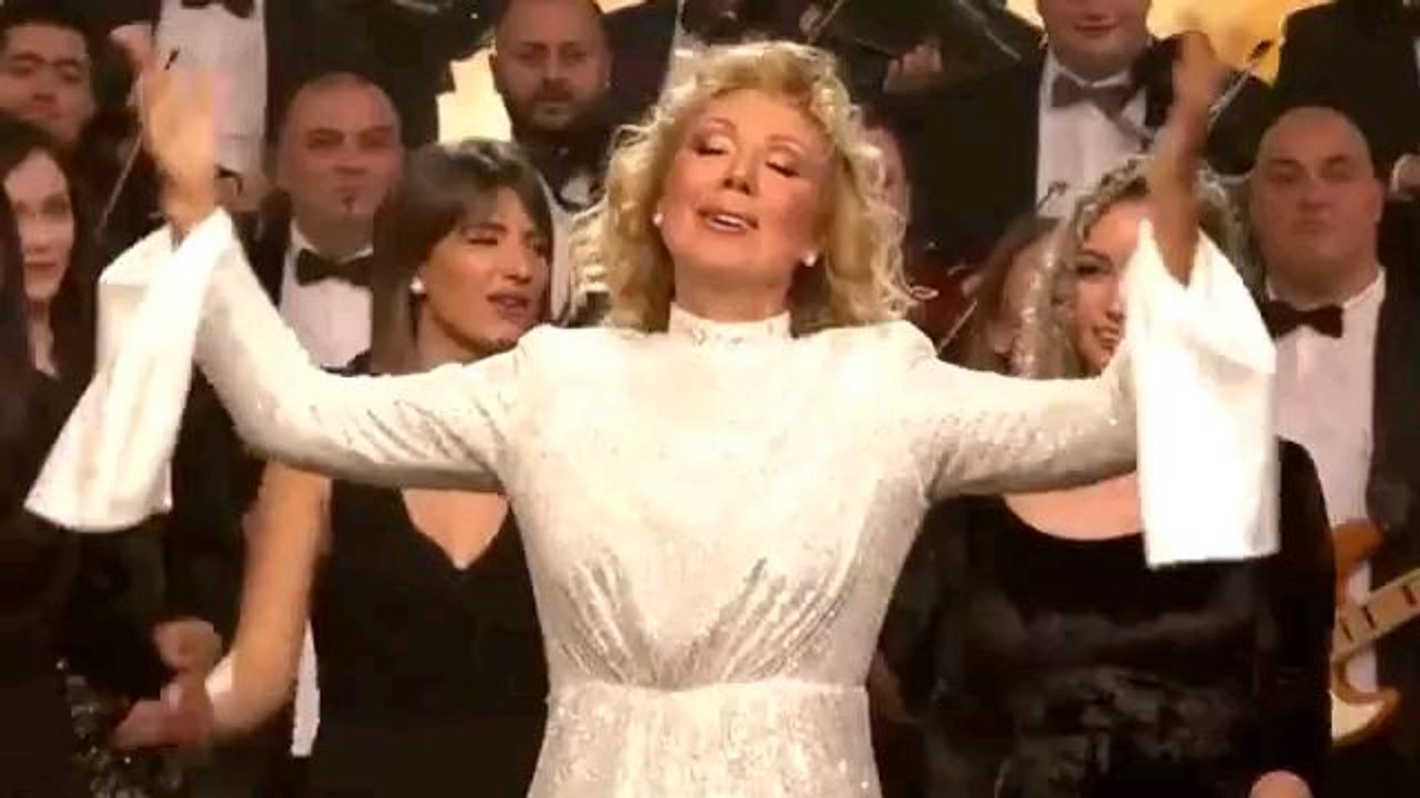 Lepa Brena - Kolovodja - Grandovo narodno veselje - (Tv Prva 01.01.2022)